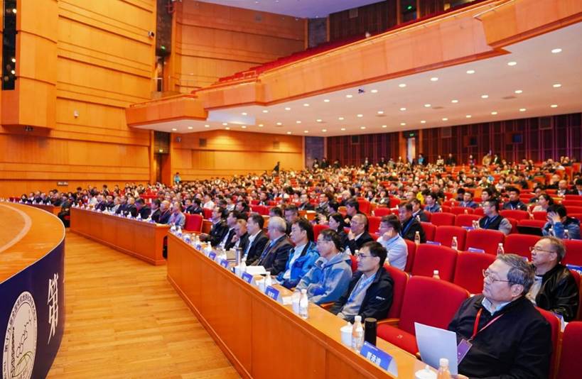 图片包含 人, 室内, 桌子, 建筑 AI 生成的内容可能不正确。